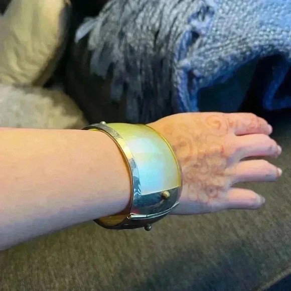 Yellow/gold.. lucite  ..Hinged bangle Cuff Bracelet - Picture 9 of 12